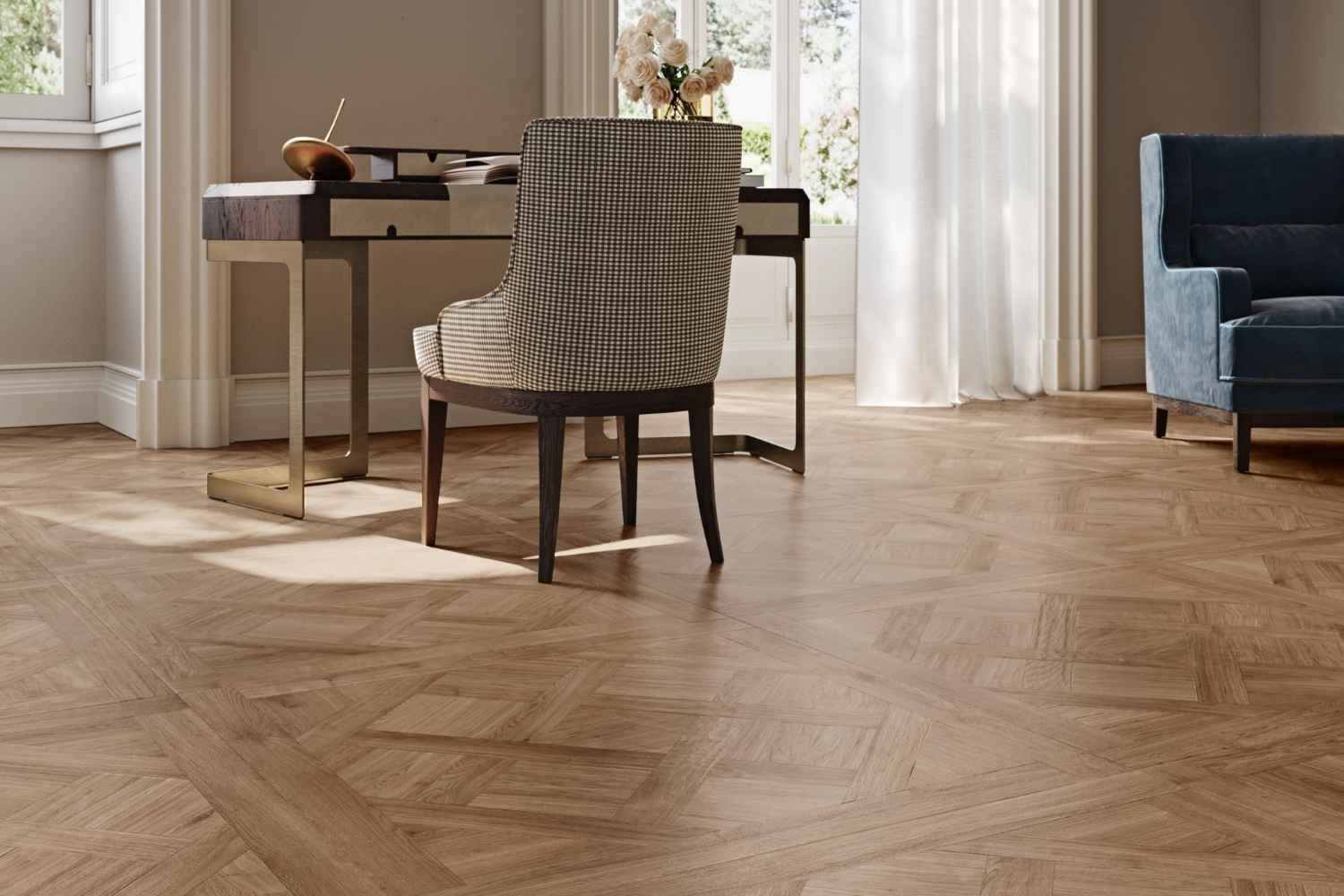 Sant Agostino Ricordi Classic 02 Primewood Nut als Bodenfliese in warmer Nussbaum-Holzoptik mit dekorativer Tafelparkett- und Kassettenparkett-Struktur in einem eleganten Wohn- und Arbeitsbereich