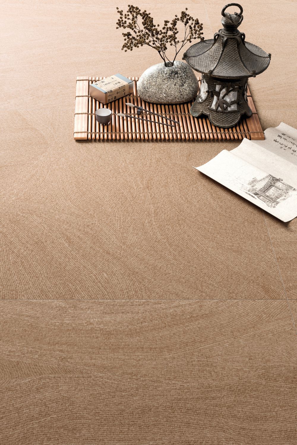 Detailansicht der Refin Ink Blush Bodenfliese in warmer Beige-, Rosé- und Taupe-Farbgebung mit feiner textilartiger Struktur, sanften Linien und moderner Steinoptik