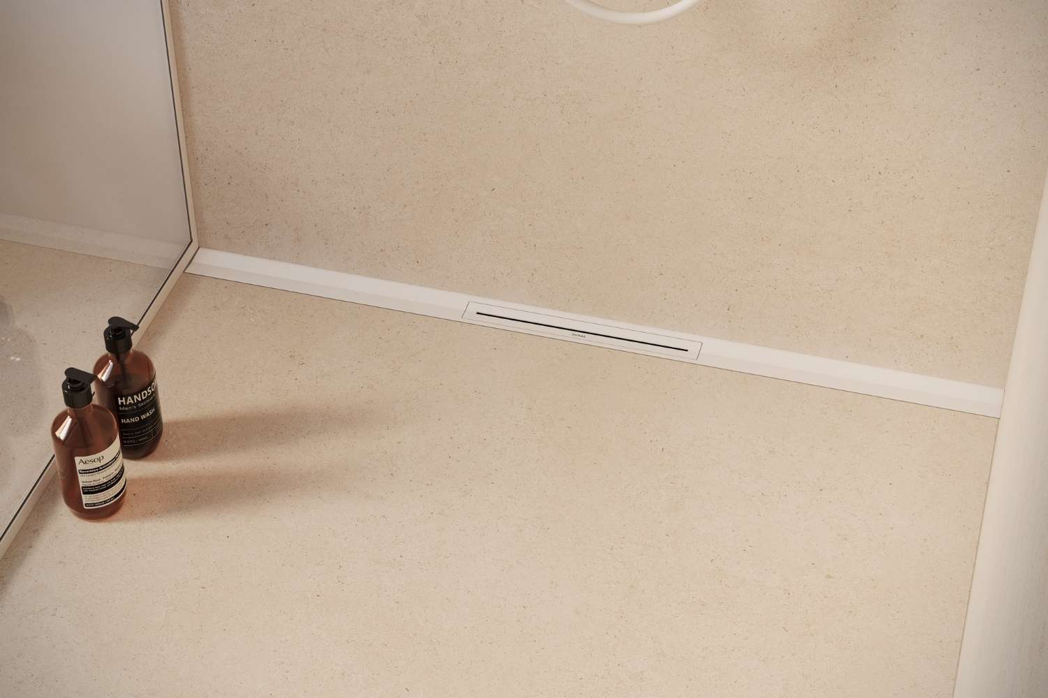 Kürzbare Duschrinne weiß pulverbeschichtet „V-Shower Wand“ Komplettset Einbauhöhe 7cm  | Länge 100cm