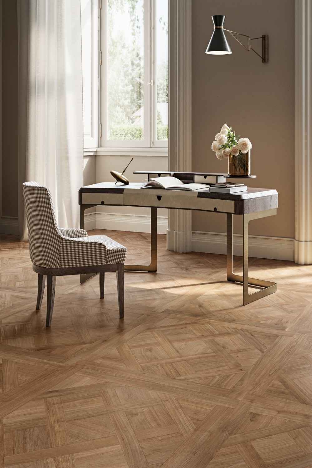 Sant Agostino Ricordi Classic 02 Primewood Nut als Bodenfliese in warmer Nussbaum-Holzoptik mit dekorativer Tafelparkett- und Kassettenparkett-Struktur in einem stilvollen Arbeitszimmer mit Schreibtisch und Polsterstuhl