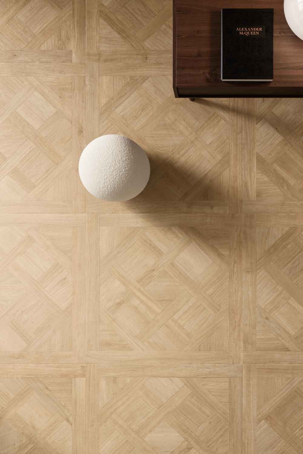 Sant Agostino Ricordi Classic 01 Primewood Natural als Bodenfliese in natürlicher Holzoptik mit geometrischer Tafelparkett- und Kassettenparkett-Struktur in warmer Eichenfarbe