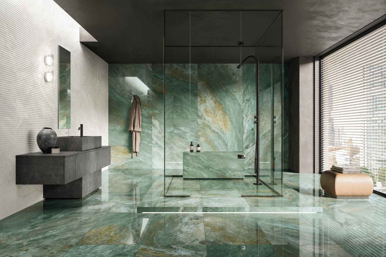 Refin Prestigio Kaleidos Smeraldo als glänzende Boden- und Wandfliese in markanter grüner Breccia-Marmoroptik mit Smaragd-, Grau- und warmen Goldnuancen in einem modernen Badezimmer mit Glasdusche