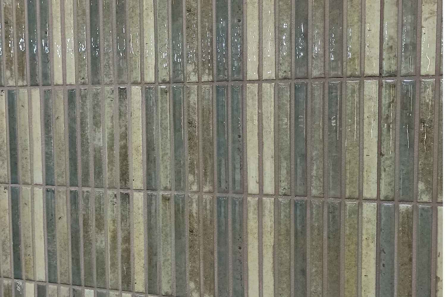 Stäbchenfliesen 11,5 x 23,1 cm "Kit-Kat Musgo glossy" grün-braun glänzend Feinsteinzeug