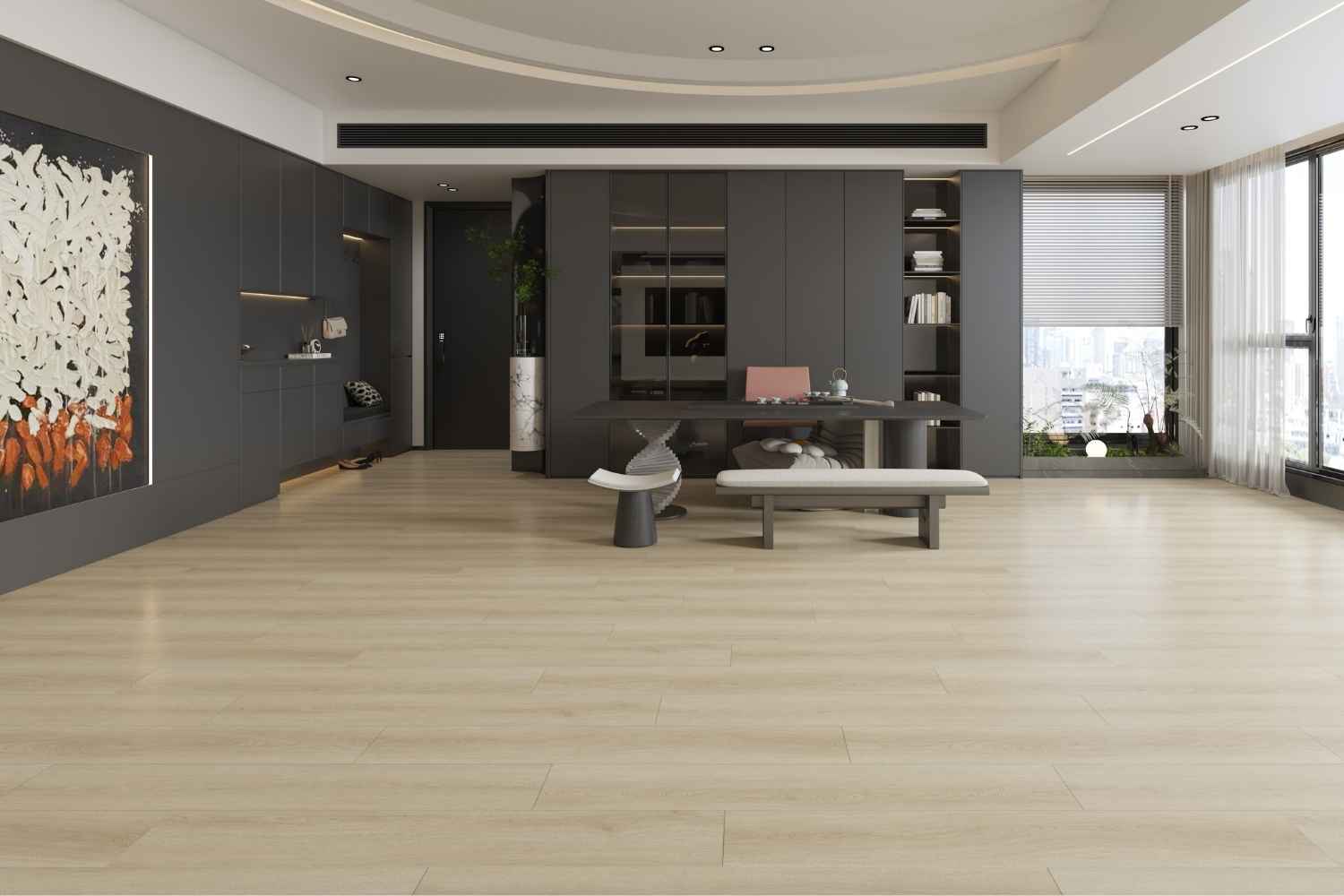 SPC Vinylboden Betulla Natural in heller, sandbeiger Holzoptik mit dezenter Maserung im großzügigen Wohnbereich mit dunkelgrauen Einbauschränken, Esstisch und heller Sitzbank.
