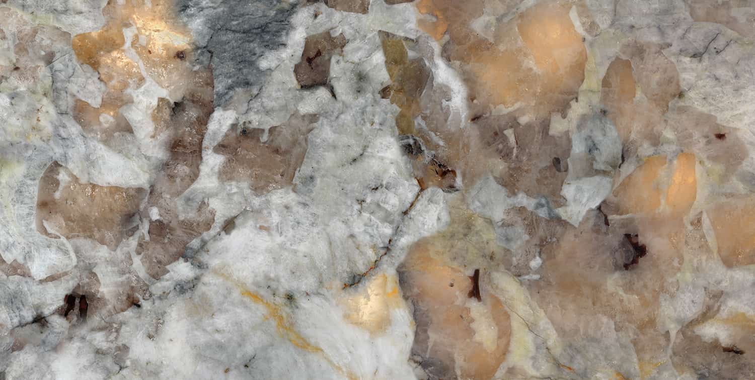 Freisteller der Geotiles Geoda Gold im Format 60x120 cm mit ausdrucksstarker Marmoroptik, kristallinen Strukturen in Weiß, Grau, Beige und Gold sowie markanter Natursteinzeichnung