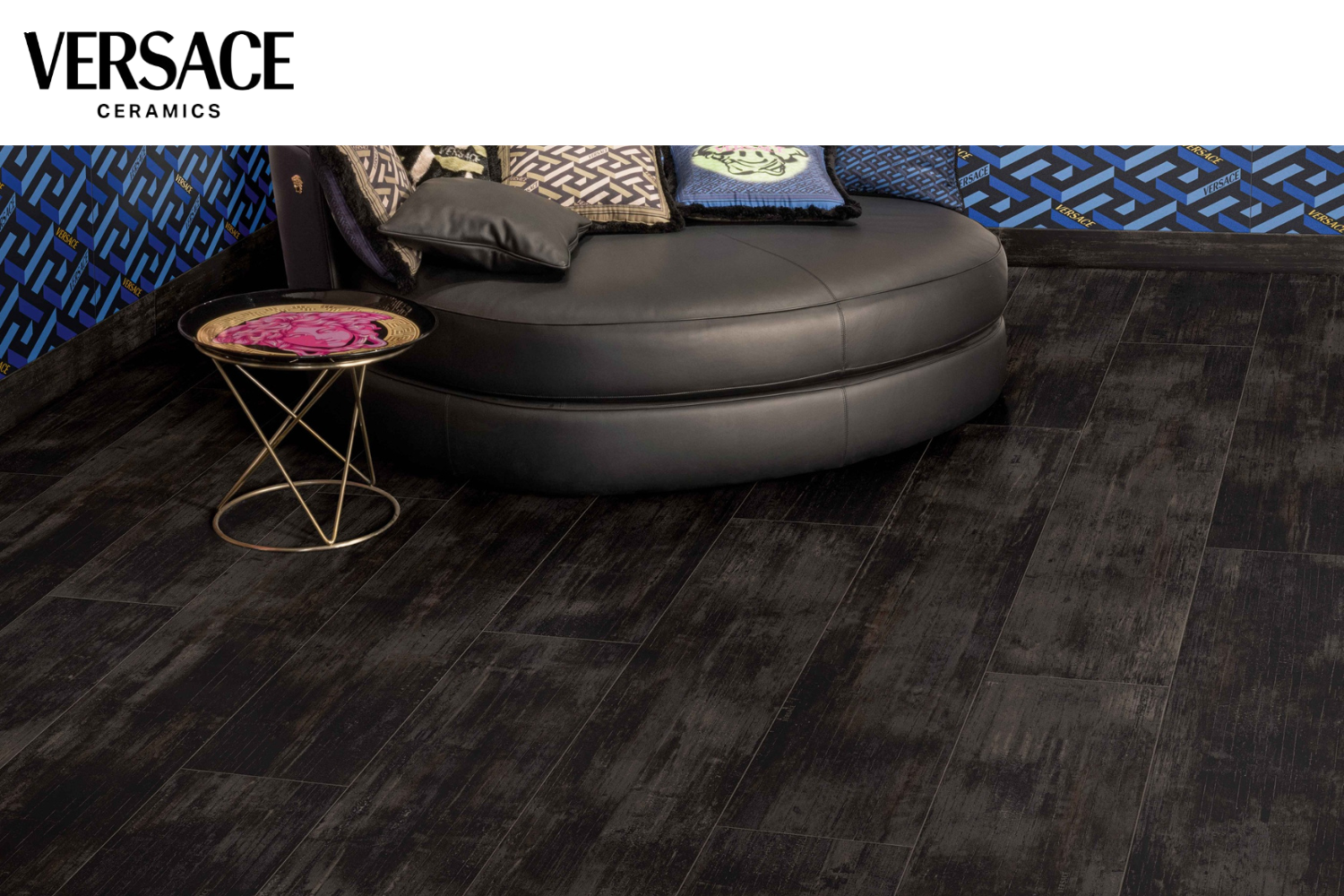 Versace Fliesen Eterno Carbon Holzoptik schwarz verbrannt verkohlt Luxus-Bodenfliesen für Küche Wohnzimmer mit Logo