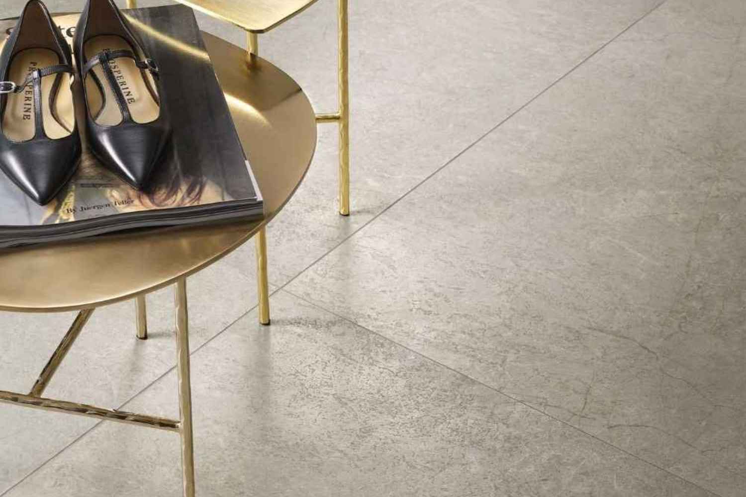 Monocibec Nemes als beige Bodenfliese in ruhiger Natursteinoptik mit feiner, wolkiger Struktur und dezenten Fugen im modernen Wohnambiente