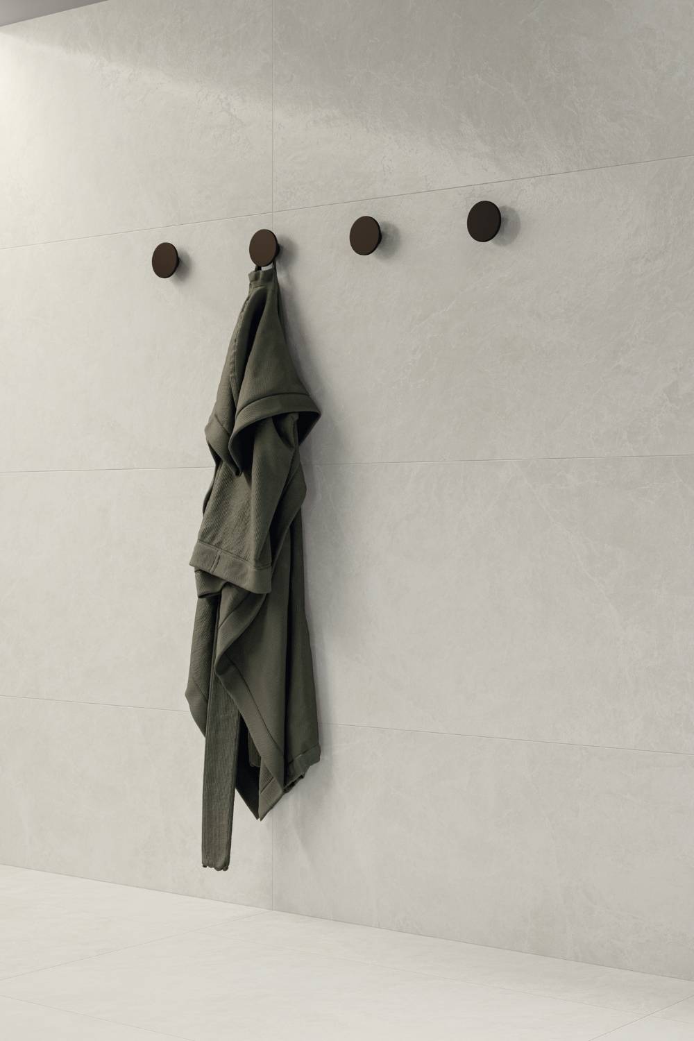 Monocibec On Stage Riverside in leicht glänzender Marmoroptik als helle Wandfliese mit runden Wandhaken und aufgehängtem Textil in modernem Interieur