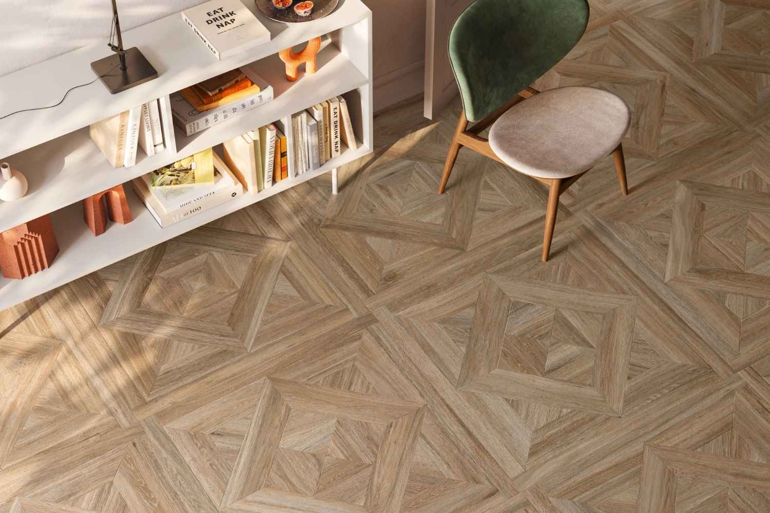 Sant Agostino Ricordi Glam 02 Barkwood Natural als Bodenfliese in natürlicher Holzoptik mit ausdrucksstarker Tafelparkett- und Kassettenparkett-Struktur in einem modernen Wohnbereich mit Regal und grünem Stuhl