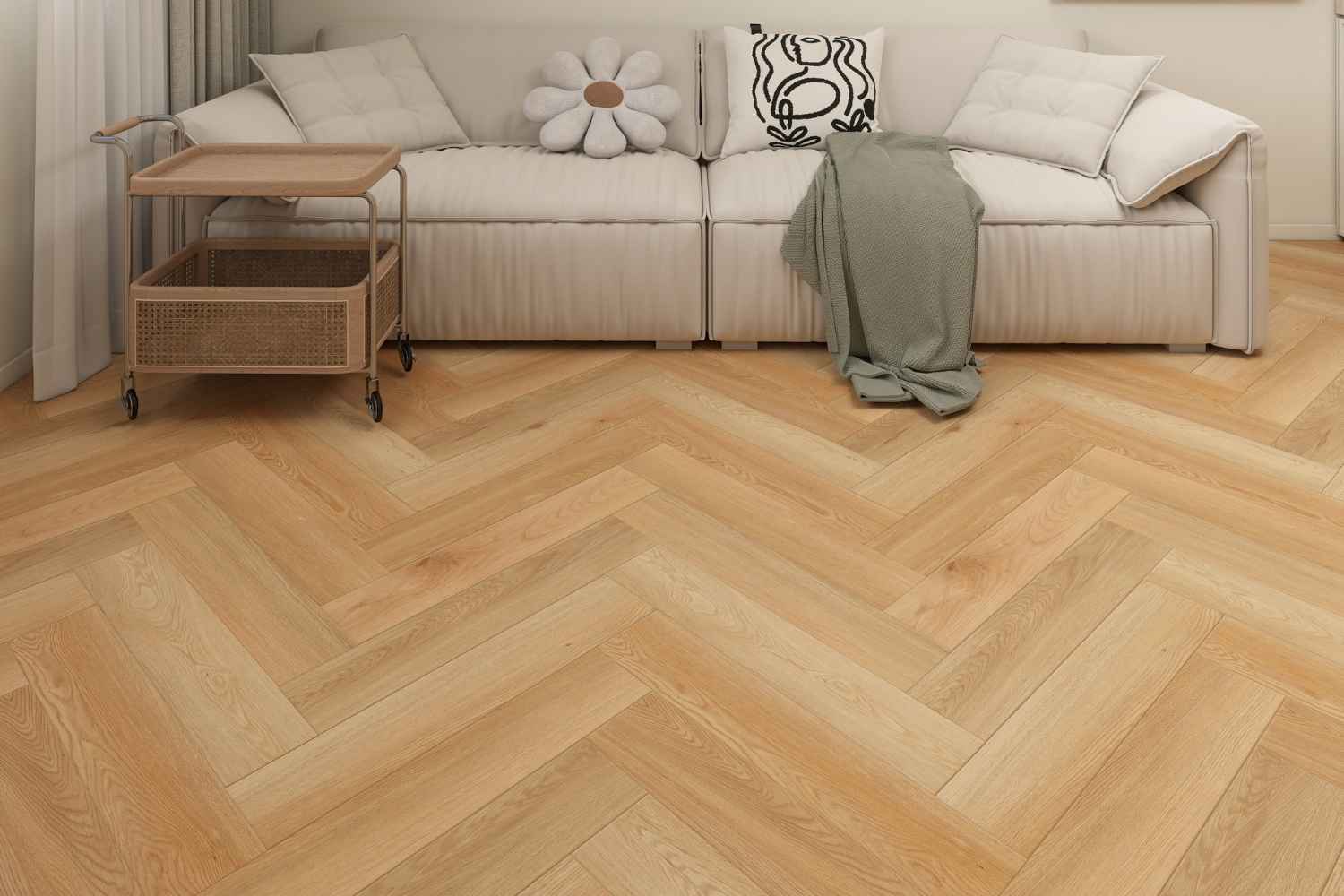 SPC Vinylboden Ana Cerezo in warmer, honigbrauner Holzoptik mit ausgeprägter Maserung, im Fischgrätmuster vor einem cremefarbenen Sofa mit grüner Decke verlegt.