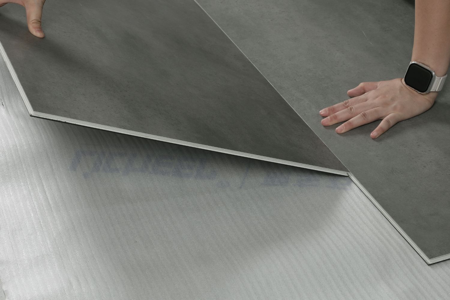 SPC Klick-Vinyl "Loft Grey" Fliesenoptik grau 47,5x95x0,65 cm matt mit Trittschalldämmung