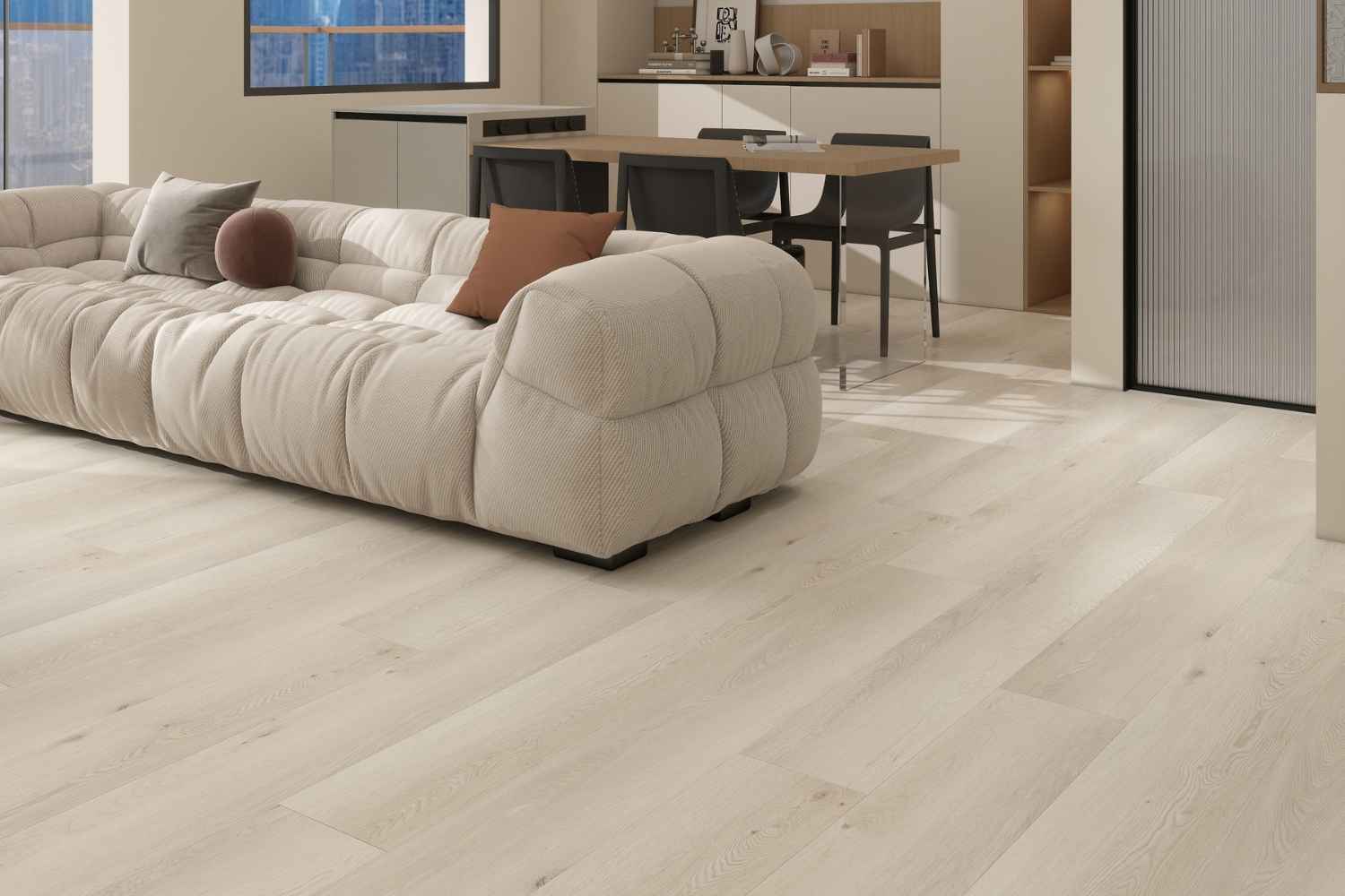 SPC Vinylboden Ana Abeto mit langen Dielen in heller creme-beiger Holzoptik und feiner Maserung im offenen Wohn- und Essbereich mit beigem Sofa und Holzesstisch.