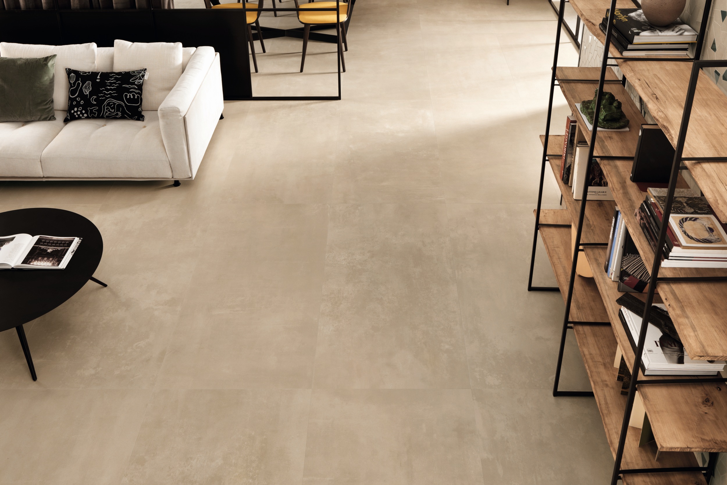 Fliese Betonoptik Atlas Concorde Boost Pro Cream beige im Wohnzimmer Fliese Betonoptik Atlas Concorde Boost Pro Cream beige im Wohnzimmer