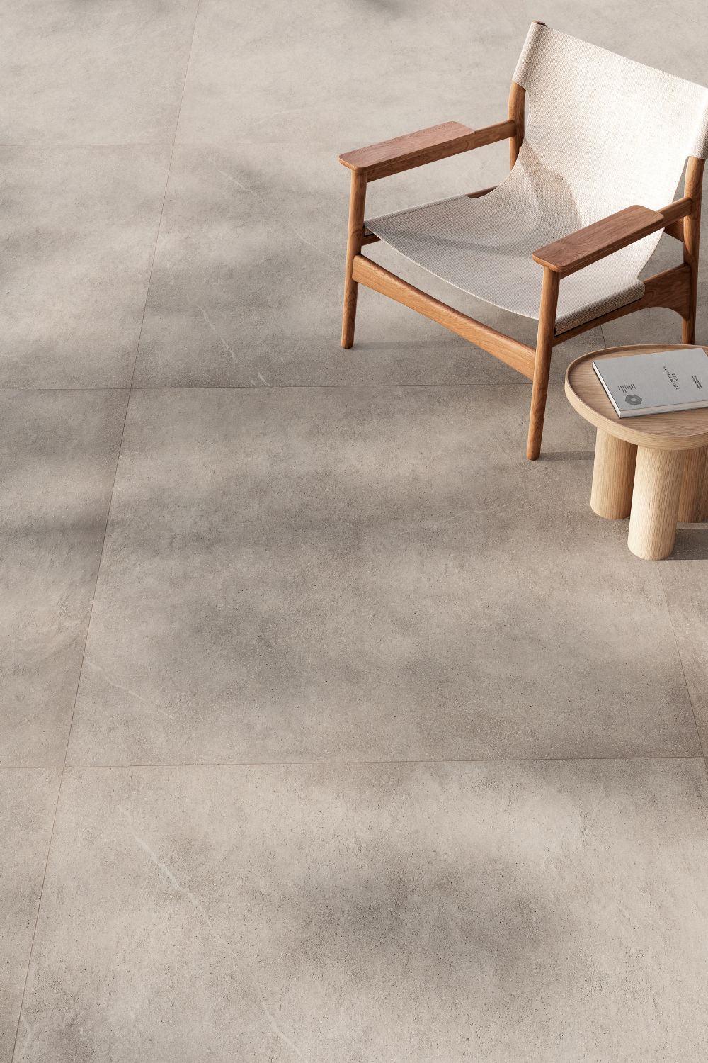 Detailansicht der Refin Osmos Tortora Bodenfliese in warmer Taupe- und Greige-Betonoptik mit fein wolkiger, mineralischer Struktur und dezenten natürlichen Farbverläufen