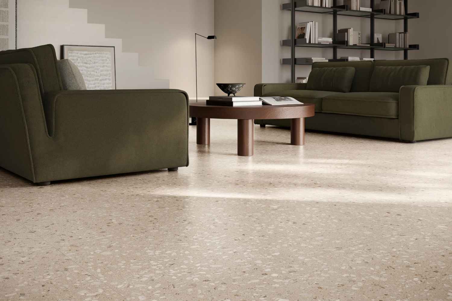Sant Agostino Glow Sand seidenmatt als heller Bodenbelag in feiner Terrazzo-Optik im modernen Wohnzimmer mit grünen Sofas und warmen Holzakzenten