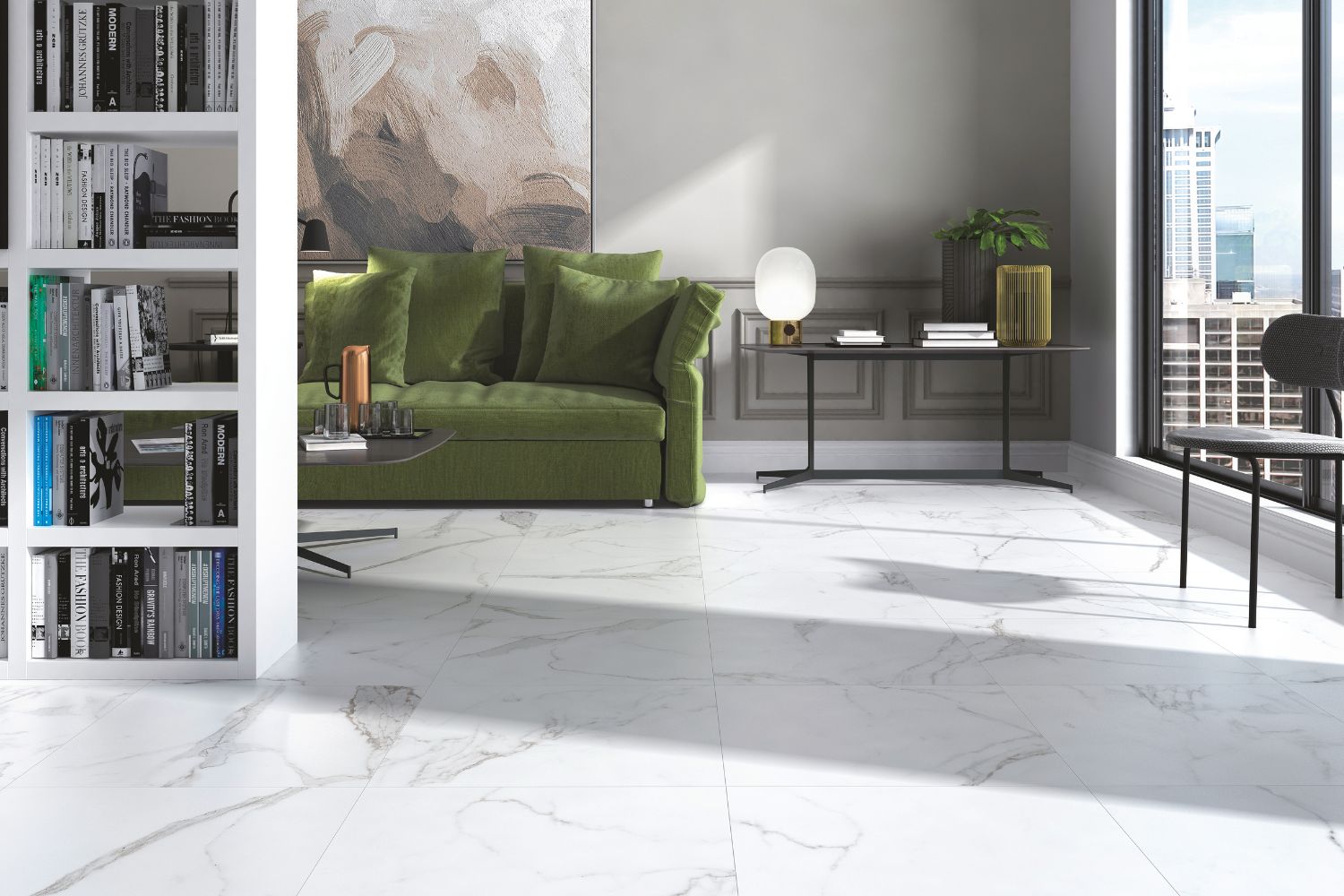 Halcon Palatina weiß matt als Bodenfliese in heller Marmoroptik in einem modernen Wohnraum mit grünem Sofa