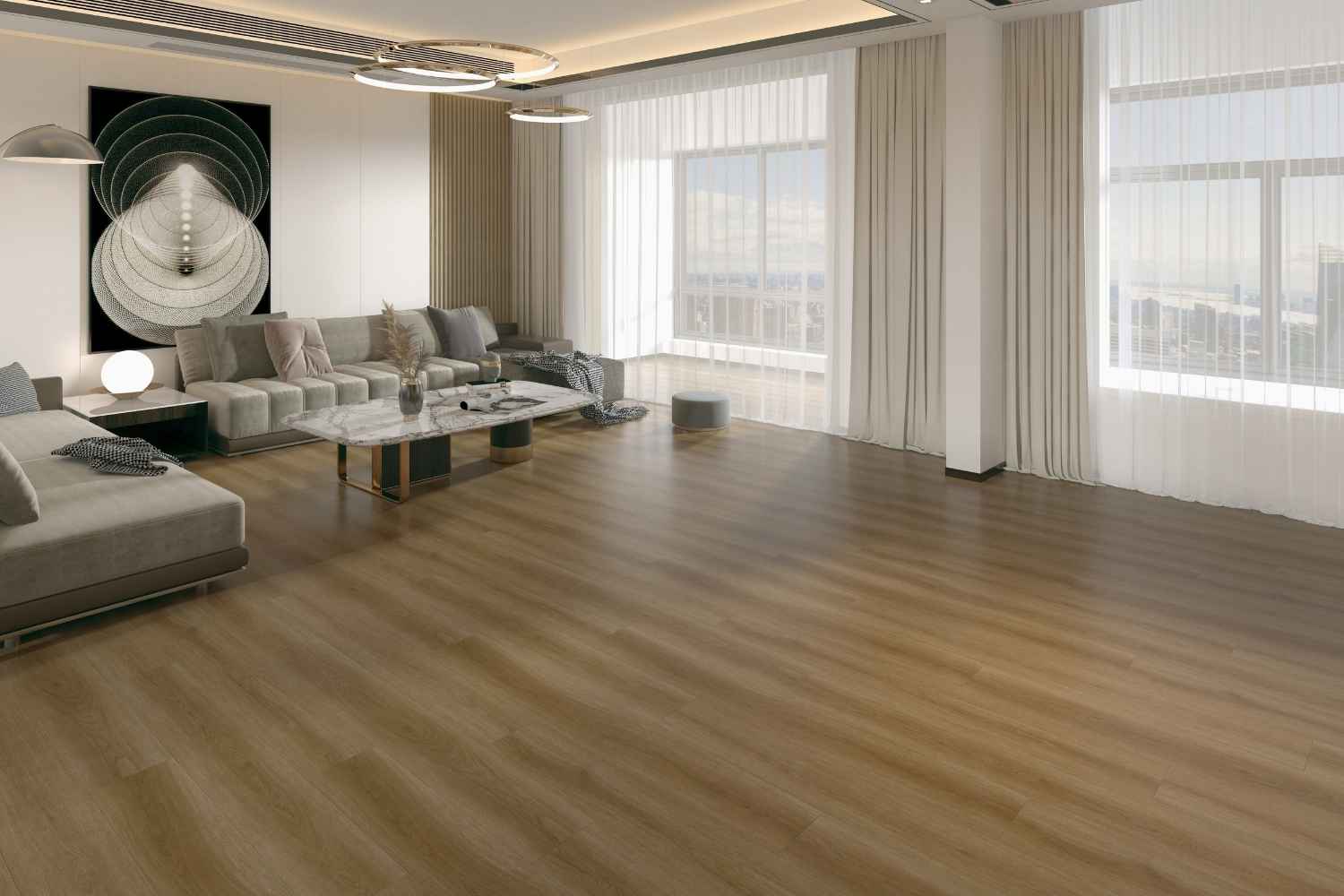 SPC Vinylboden Betulla Roble in warmer brauner Eichenoptik mit feiner Maserung im großzügigen Wohnzimmer mit grauen Sofas, Couchtisch in Marmoroptik und bodentiefen Fenstern.