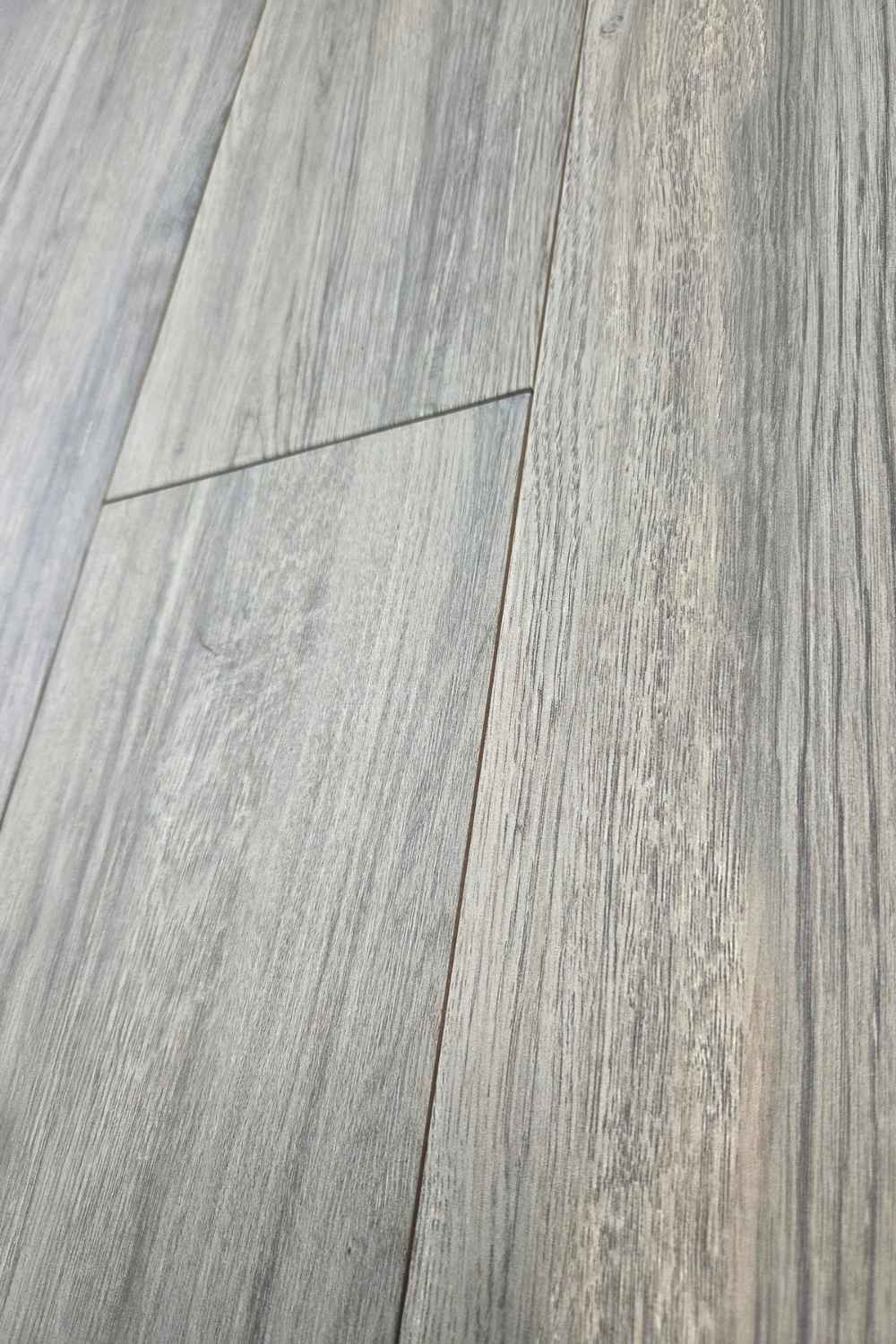 Detailaufnahme der Noce Grau 20x120 cm mit markanter grauer Holzmaserung, feinen Farbverläufen und sichtbarer Fugenlinie