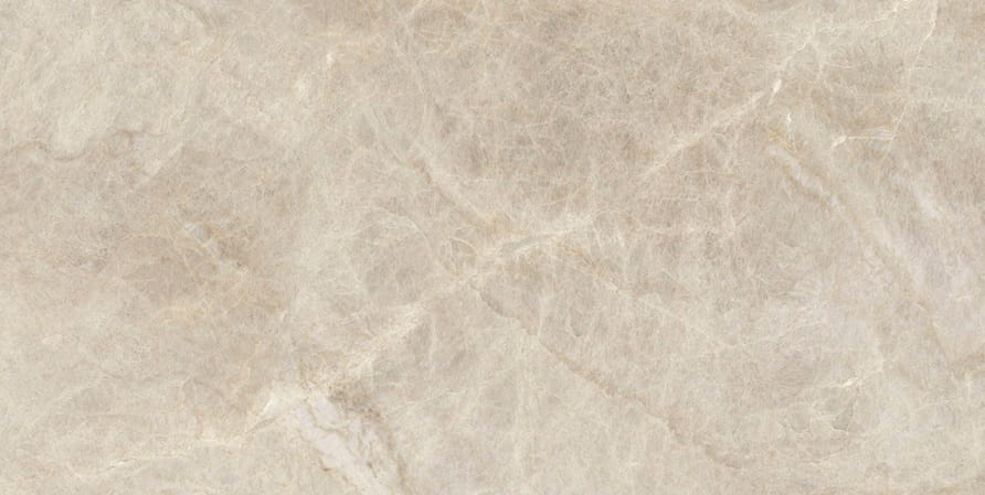Freisteller der Geotiles Tajmahal Tan im Format 60x120 cm mit heller beige-cremefarbener Marmoroptik, weicher wolkiger Struktur und feiner natürlicher Maserung