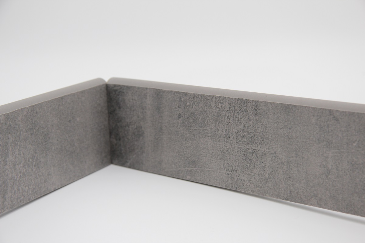 IMG_0515 Fliesensockel Betonoptik 7x60 cm "Patch Smoke" Ragno by Marazzi grau