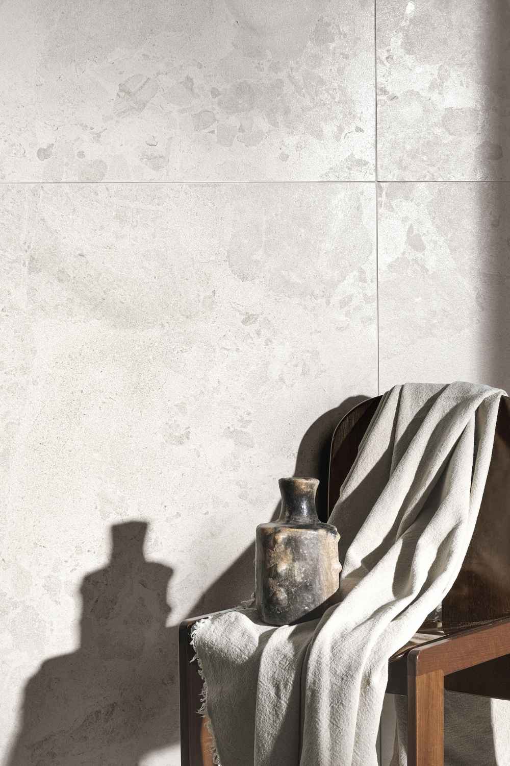 Detailansicht der Refin Moon Shine Wandfliese in hellem Weiß und Grau mit sanfter mineralischer Struktur, feinen Schattierungen und moderner Stein- und Terrazzooptik