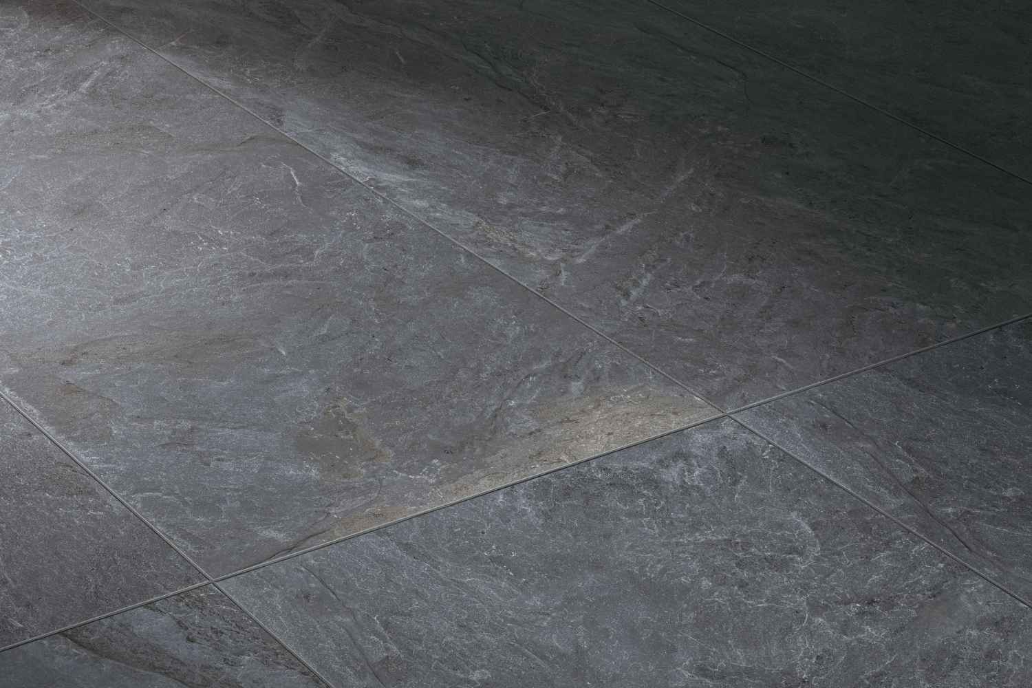 Monocibec Dolomite Dark mit markanter dunkler Natursteinstruktur