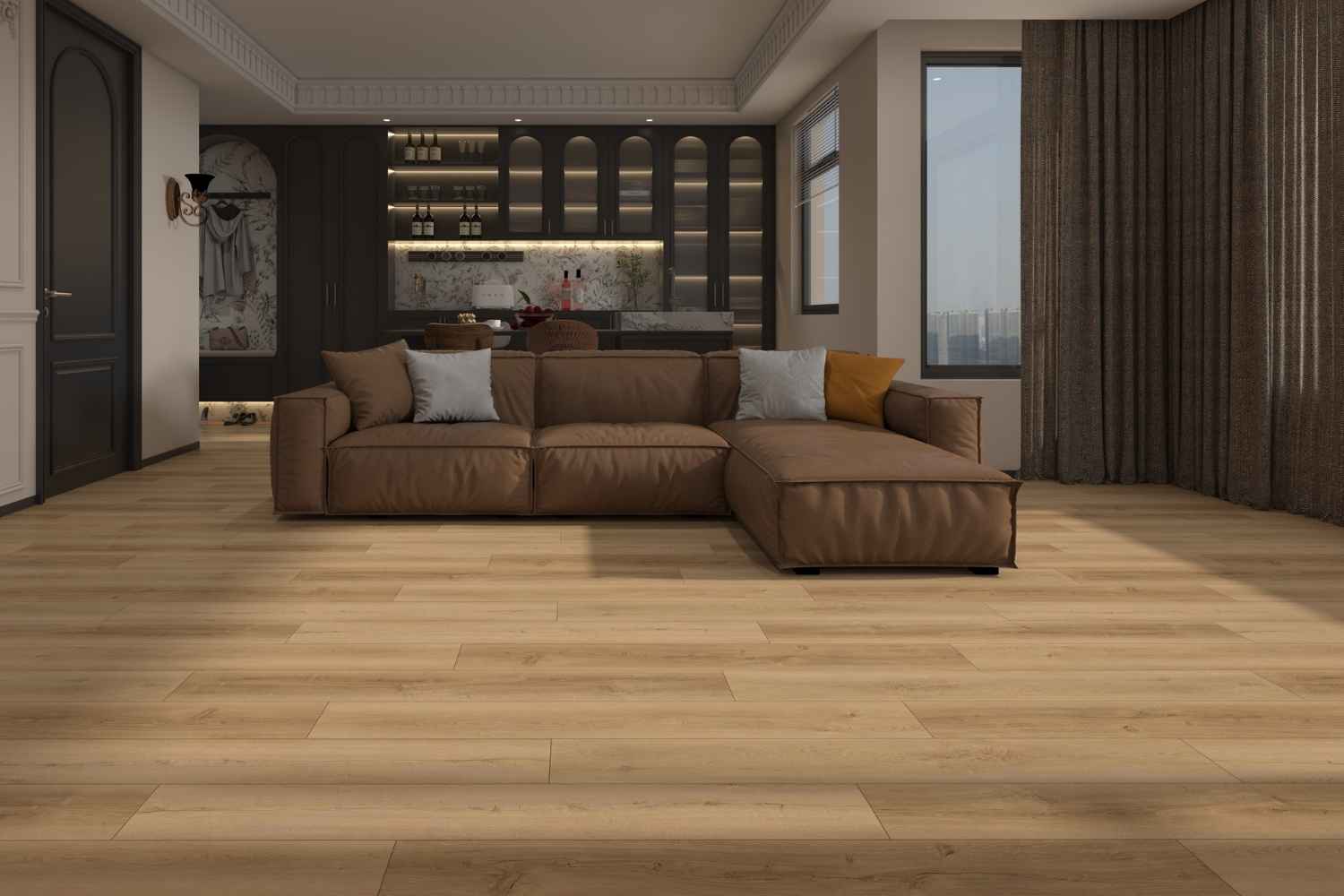 SPC Vinylboden Arancio Beige in beige-goldener Holzoptik mit sichtbarer Maserung im Wohnzimmer mit braunem Ecksofa, dunklen Vorhängen und offener Küche.