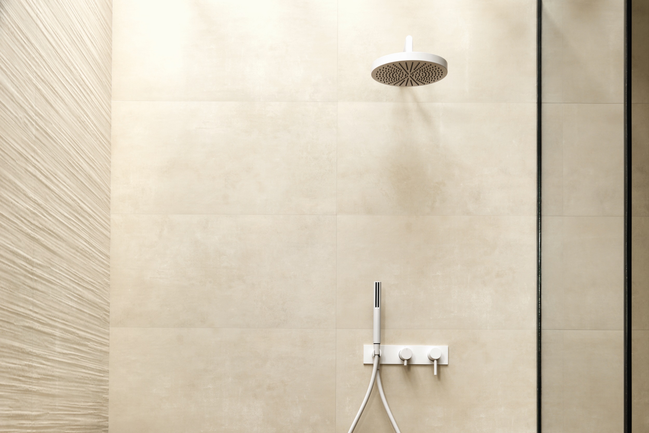 Fliese Betonoptik Atlas Concorde Boost Pro Ivory creme beige in der Dusche Fliese Betonoptik Atlas Concorde Boost Pro Ivory creme beige in der Dusche