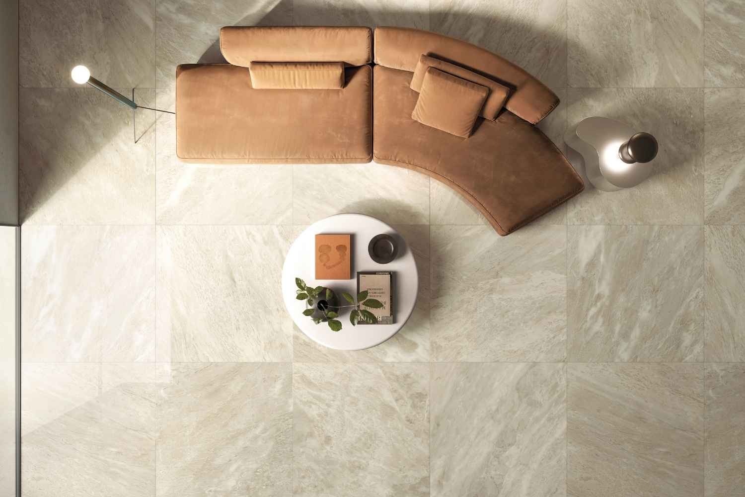 Refin Prestigio Kaleidos Ambra als matte Bodenfliese in heller Breccia-Marmoroptik mit warmen Creme-, Beige- und Grautönen sowie lebendiger Natursteinzeichnung in einem modernen Wohnbereich