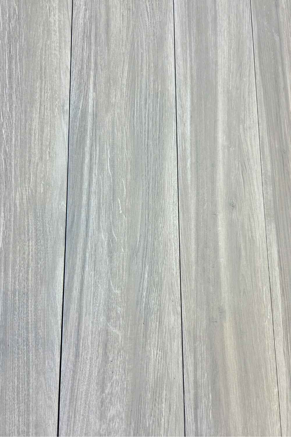 Detailansicht der Olmo Beige 20x120 cm matt mit heller beige-grauer Holzmaserung, sanften Farbverläufen und authentischer Dielenwirkung