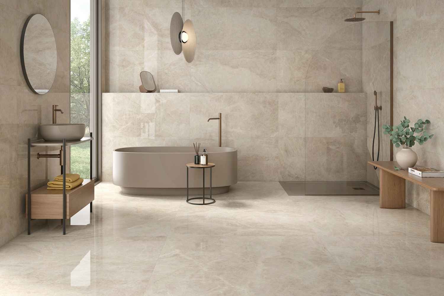 Tajmahal Tan als großformatige Boden- und Wandfliese in heller beige-cremefarbener Marmoroptik, eingesetzt in einem modernen Badezimmer mit freistehender Badewanne und bodengleicher Dusche