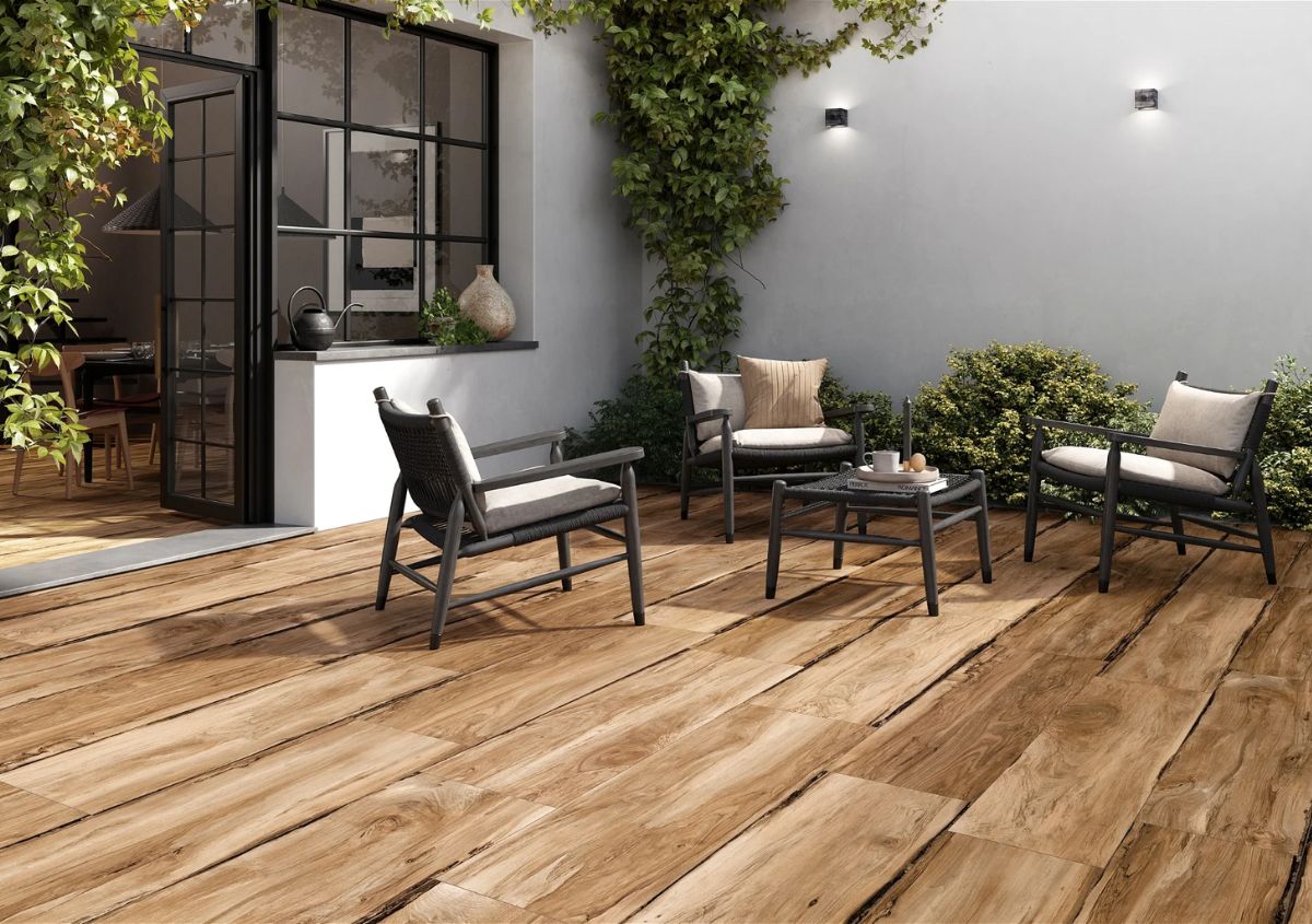 sherwood-walnut-terrassenplatten-fliesen-terrasse-feinsteinzeug-holzoptik-holz-rustikal-gartenterrasse