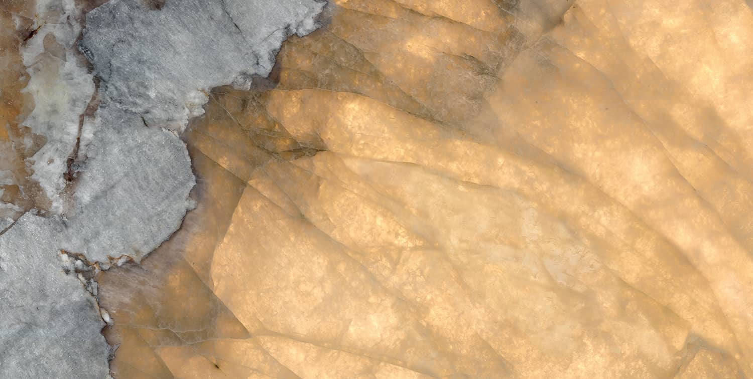 Freisteller der Geotiles Geoda Gold im Format 60x120 cm mit großflächiger goldener Marmoroptik, kristalliner Tiefenwirkung sowie markanten weißen und grauen Natursteinstrukturen