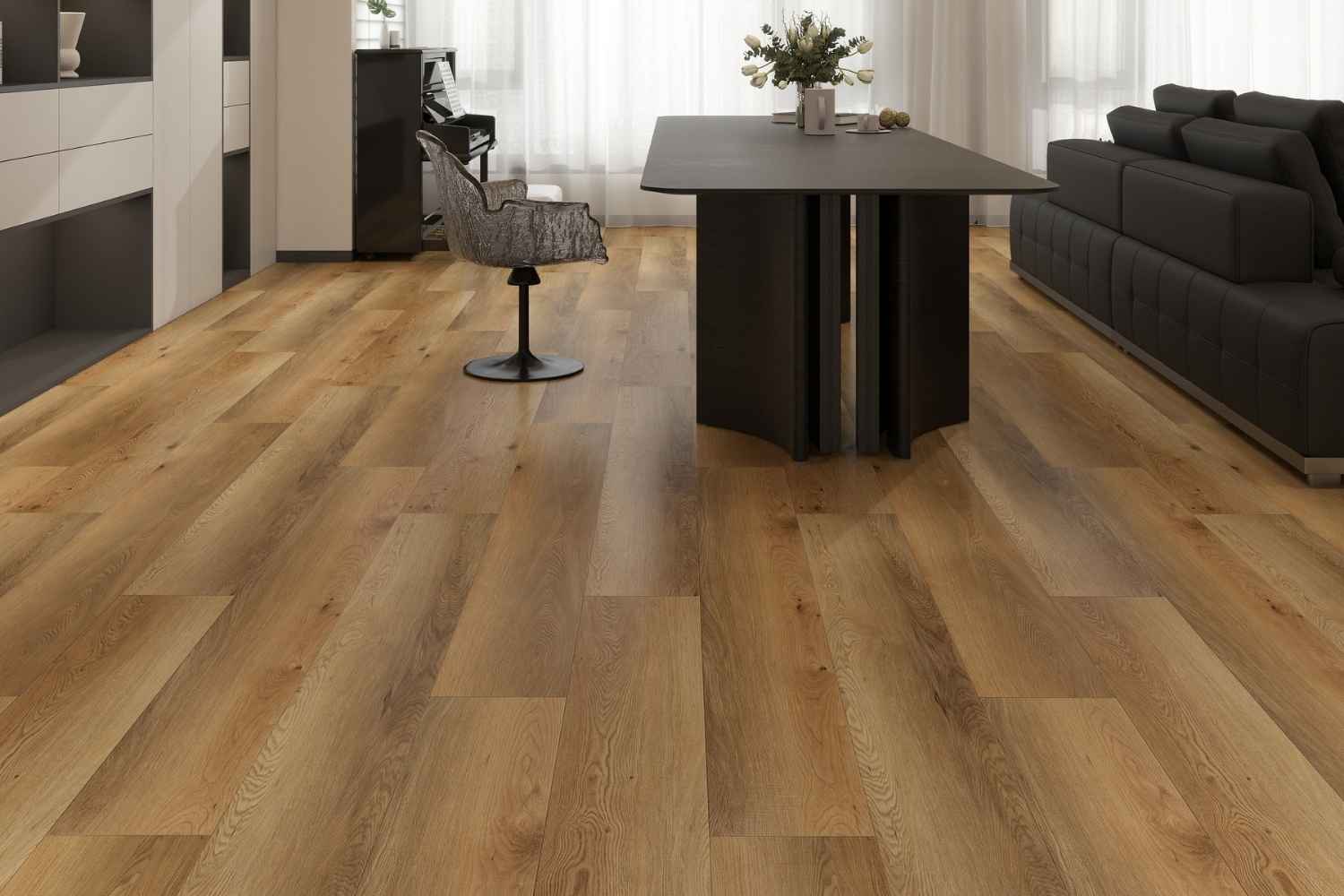 SPC Vinylboden Ana Roble mit langen Dielen in goldbrauner Eichenoptik, markanter Maserung und Astzeichnungen im Wohn- und Essbereich mit dunklem Sofa, schwarzem Esstisch und Klavier.