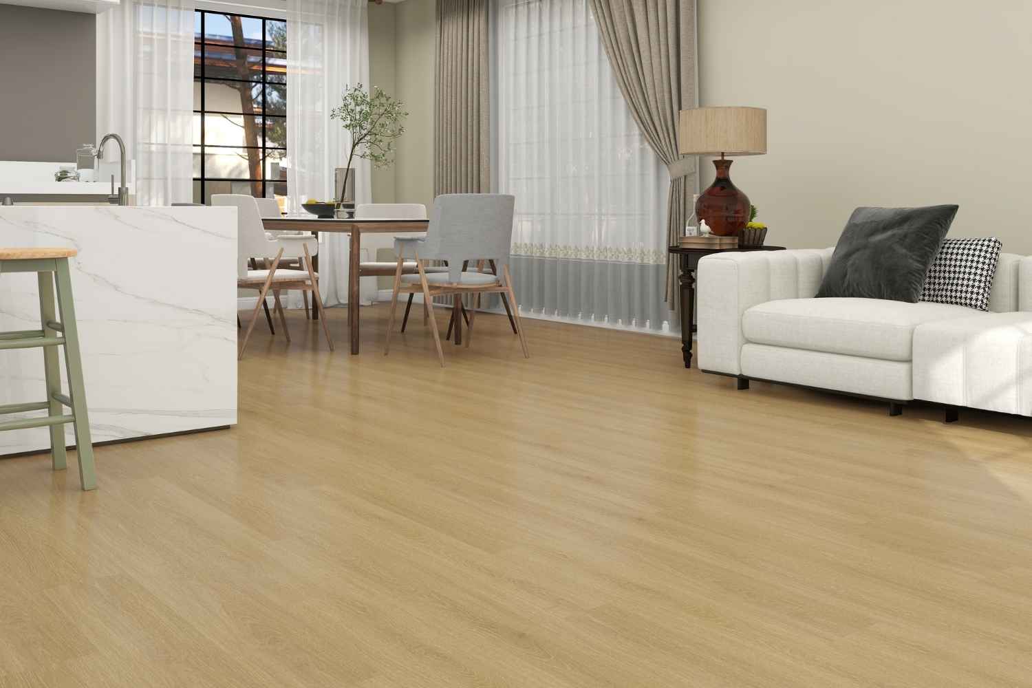 SPC Vinylboden Amazonas Haya in warmer, heller Holzoptik mit feiner Maserung im offenen Wohnbereich mit weißem Sofa, Essplatz und Kücheninsel.