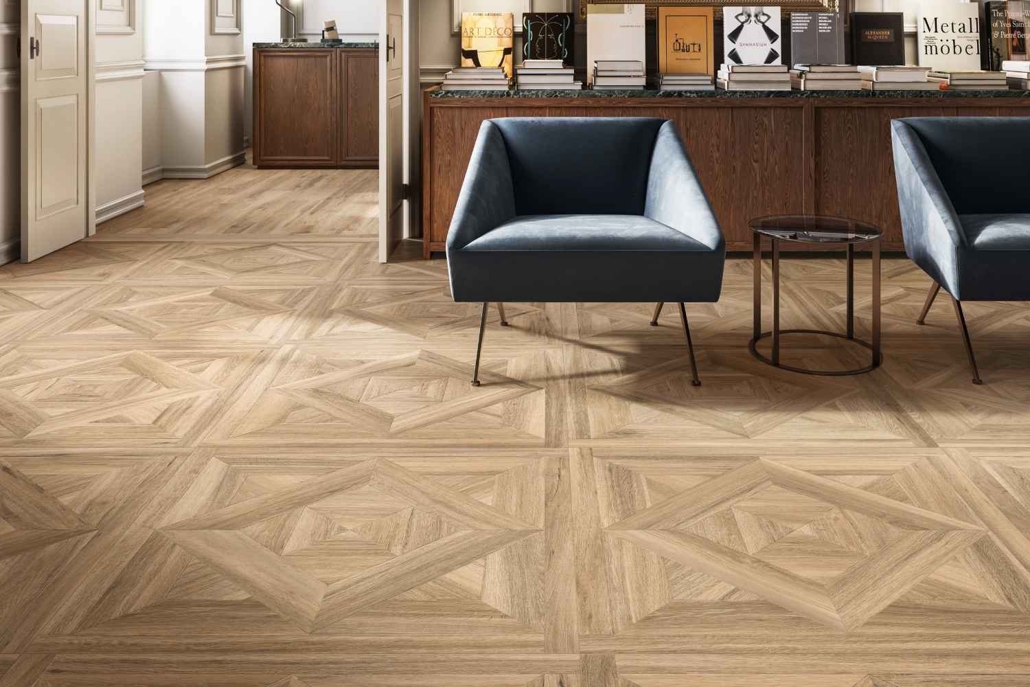 Sant Agostino Ricordi Glam 01 Barkwood Honey als Bodenfliese in warmer Holzoptik mit ausdrucksstarker Tafelparkett- und Kassettenparkett-Struktur in einem eleganten Wohn- und Lesebereich