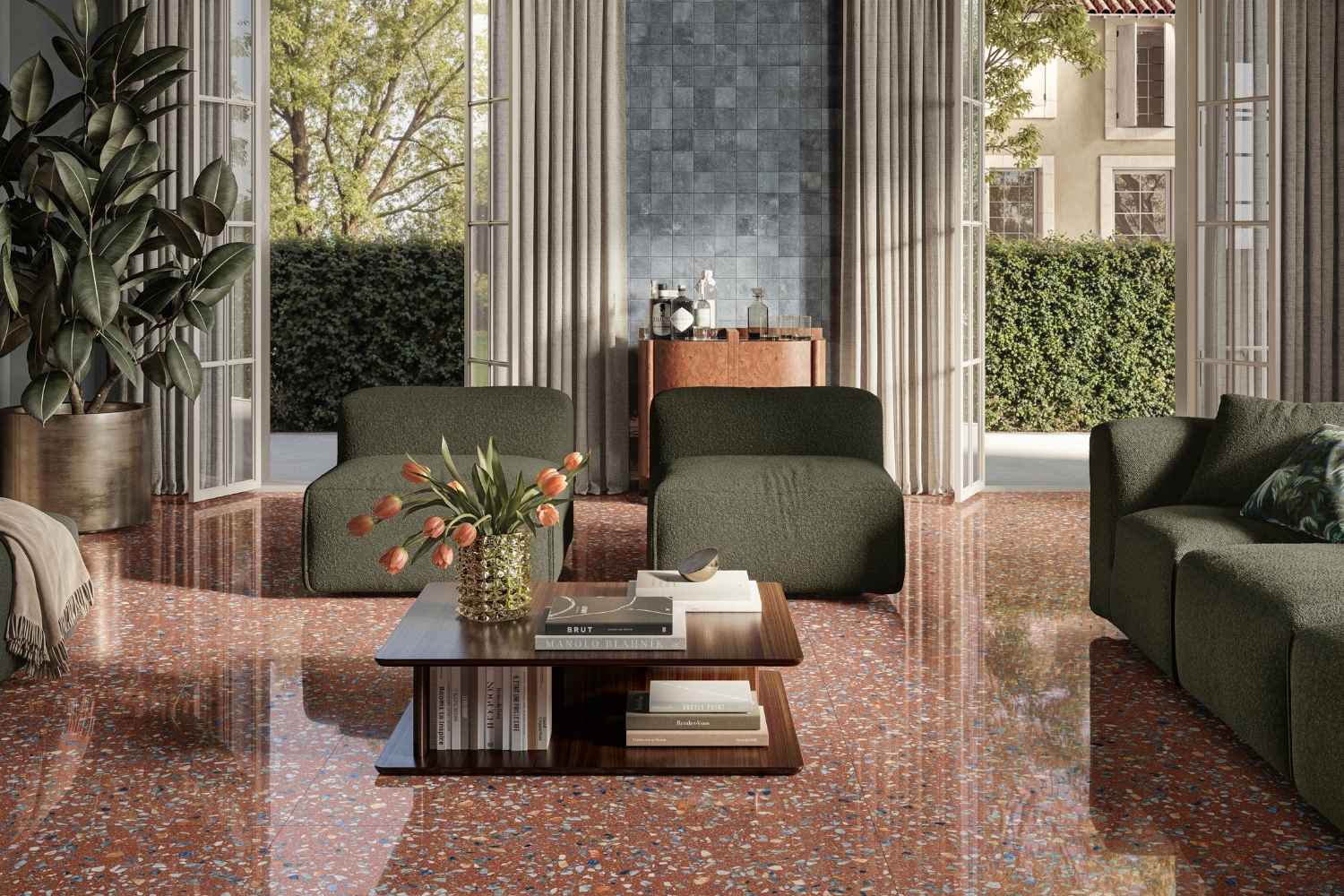 Modernes Wohnbild mit Sant Agostino Glow Plus Sunset glänzend poliert in warmer rötlich-brauner Terrazzo-Optik, hochglänzendem Boden, dunklen Sesseln, Holztisch und großen Fensterfronten