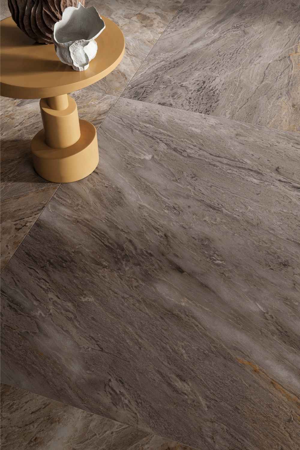 Detailansicht der matten Refin Prestigio Kaleidos Agata Bodenfliese in ausdrucksstarker Breccia-Marmoroptik mit vielschichtigen Grau-, Braun- und Beigetönen sowie lebendiger Natursteinzeichnung