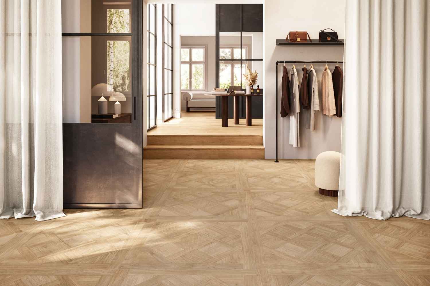 Sant Agostino Ricordi Classic 01 Primewood Natural als Bodenfliese in natürlicher Holzoptik mit dekorativem Tafelparkett- und Kassettenparkett-Muster in einem hellen, modernen Ankleidebereich