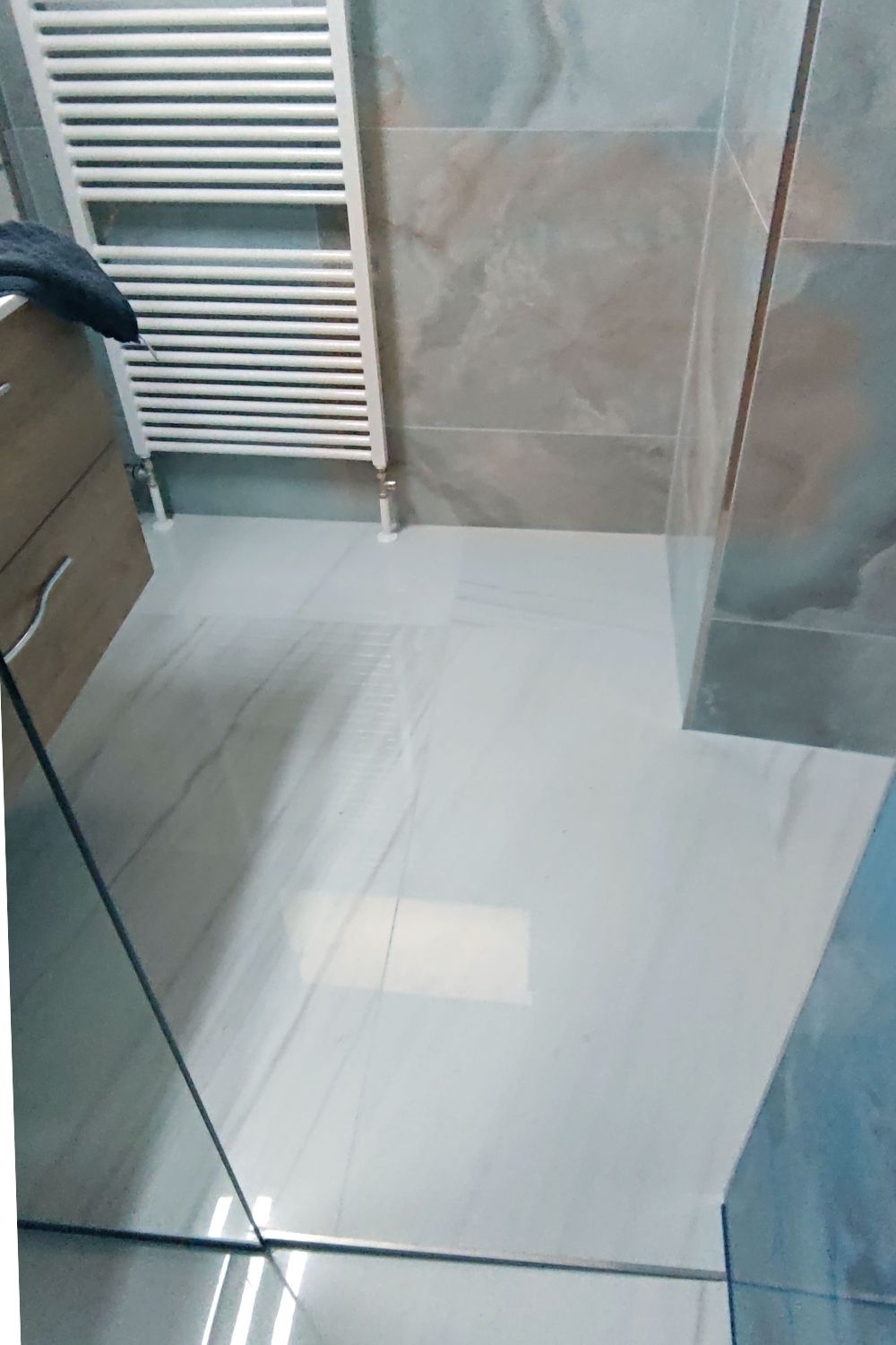 Fliese Marmoroptik weiß marmoriert glänzend rektifiziert Lasa blanco