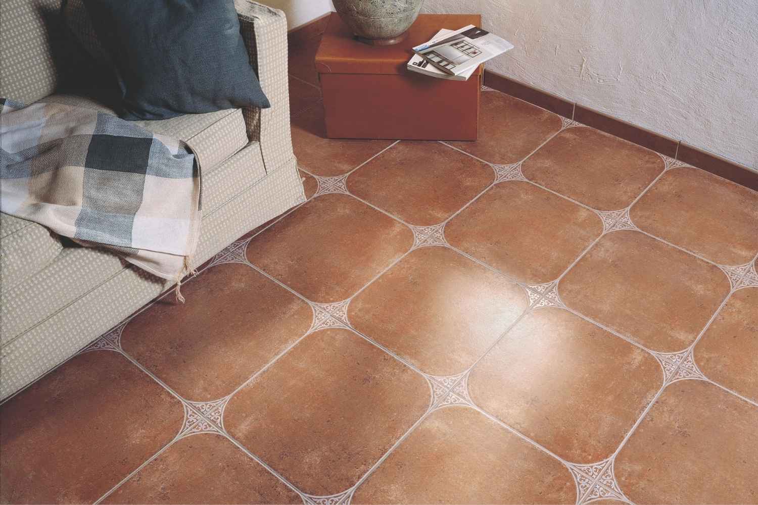 Fliese in Cotto-Optik mit dekorativen Eckdetails 45x45cm "Aranjuez" Feinsteinzeug rektifiziert