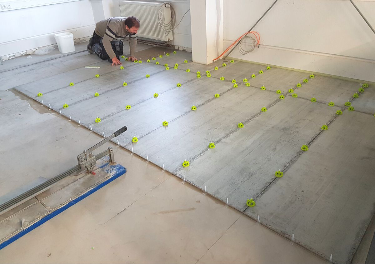 Fliesen-verlegen-bodenfliesen-fliesenleger-fliesenlegen-selbst-profi-nivelliersystem-bauen-wohnen-einrichten-selber-form-cement