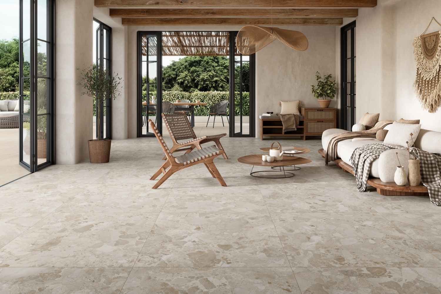 Terrazzo-Fliese beige matt Dozza Stone Cream in modernem Wohnzimmer mit Holzdecken und großen Fensterfronten