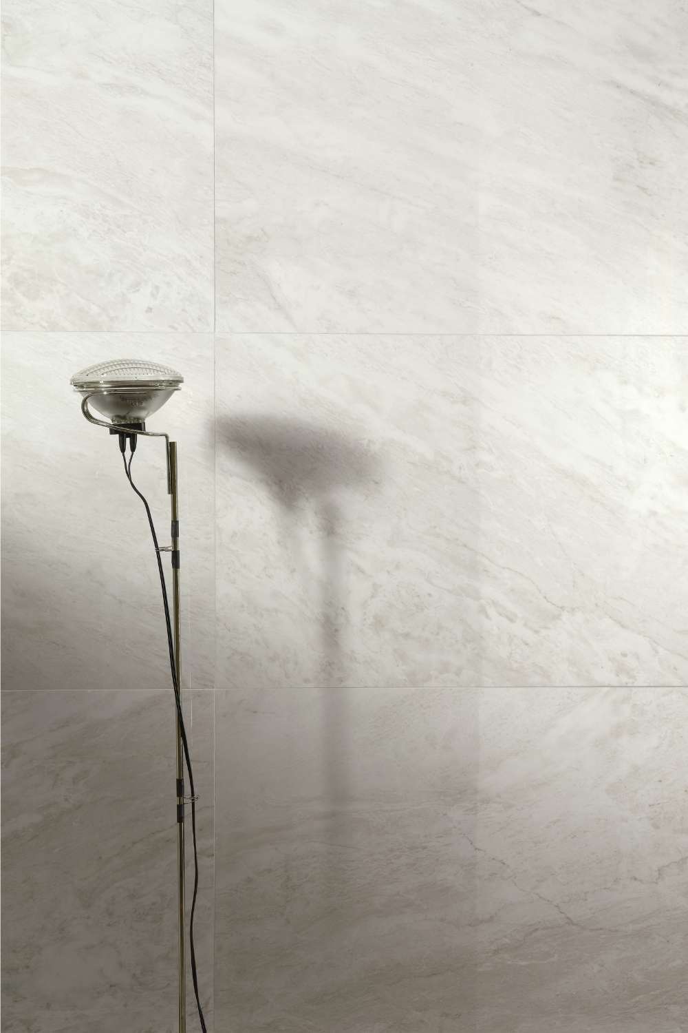 Detailansicht der Refin Prestigio Kaleidos Diamante Wandfliese in heller Breccia-Marmoroptik mit weißen, cremefarbenen und sanft grauen Nuancen sowie feiner natürlicher Steinzeichnung