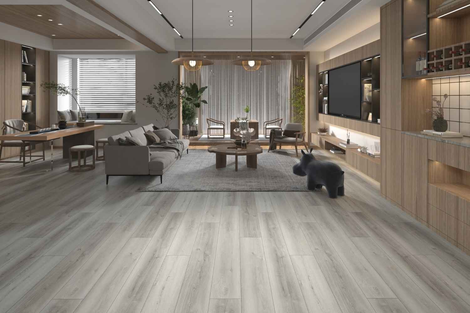 SPC Vinylboden Arancio Light Grey in hellgrauer Holzoptik mit sichtbarer Maserung im offenen Wohn- und Essbereich mit grauem Sofa, Holzmöbeln und TV-Wand.