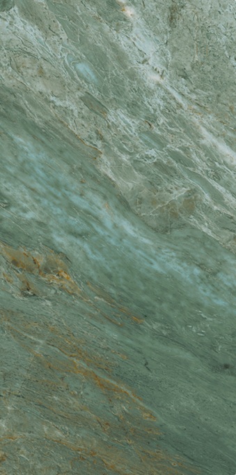 Freisteller der Refin Prestigio Kaleidos Smeraldo Lucido im Format 60x120 cm mit glänzender grüner Breccia-Marmoroptik, Smaragd- und Türkistönen sowie warmen goldbraunen Akzenten und lebendiger Natursteinzeichnung