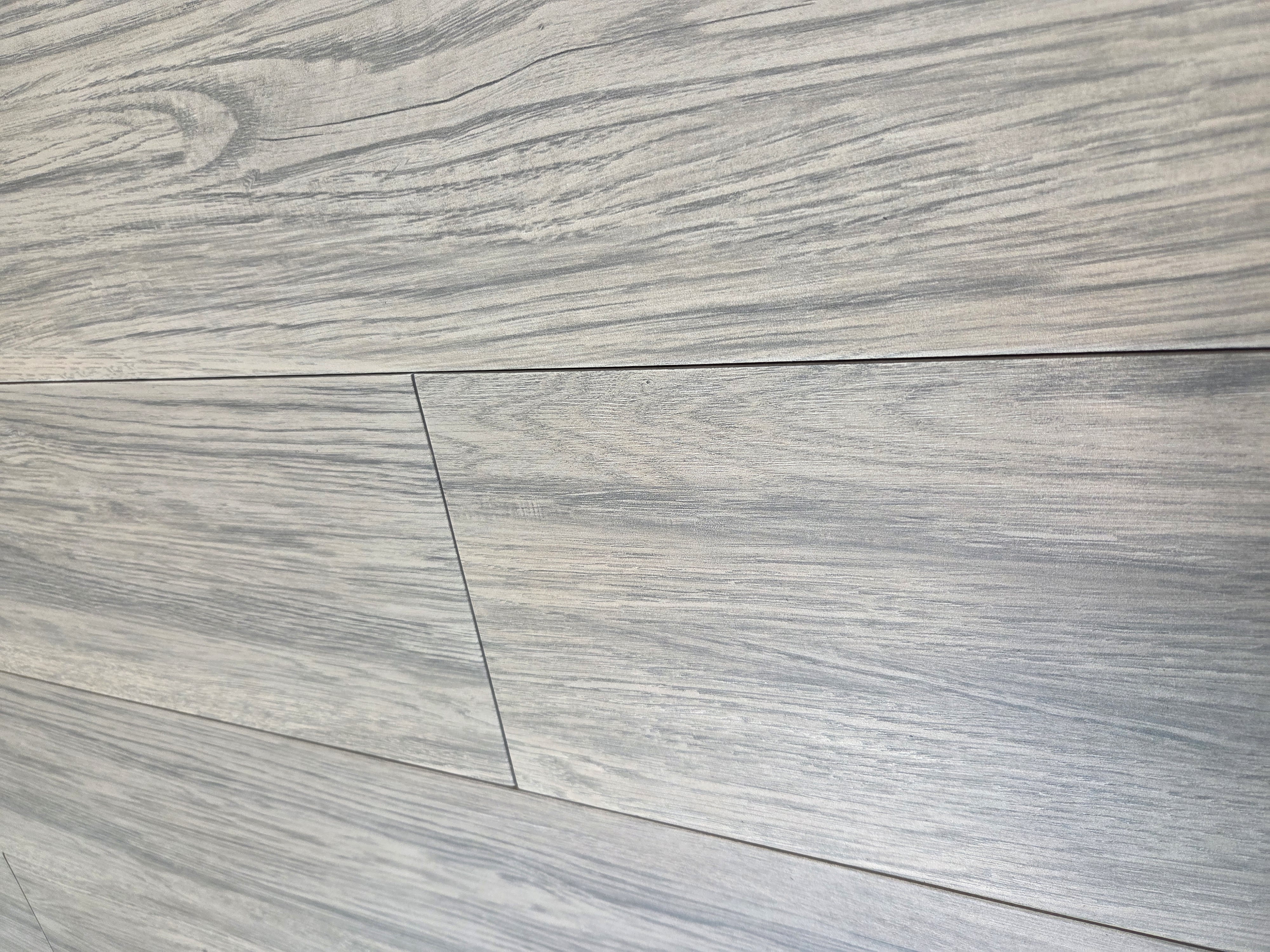 Chestnut Nussbraun 20x120 cm matt in detailreicher Holzoptik mit feiner Maserung und schmalen Fugen