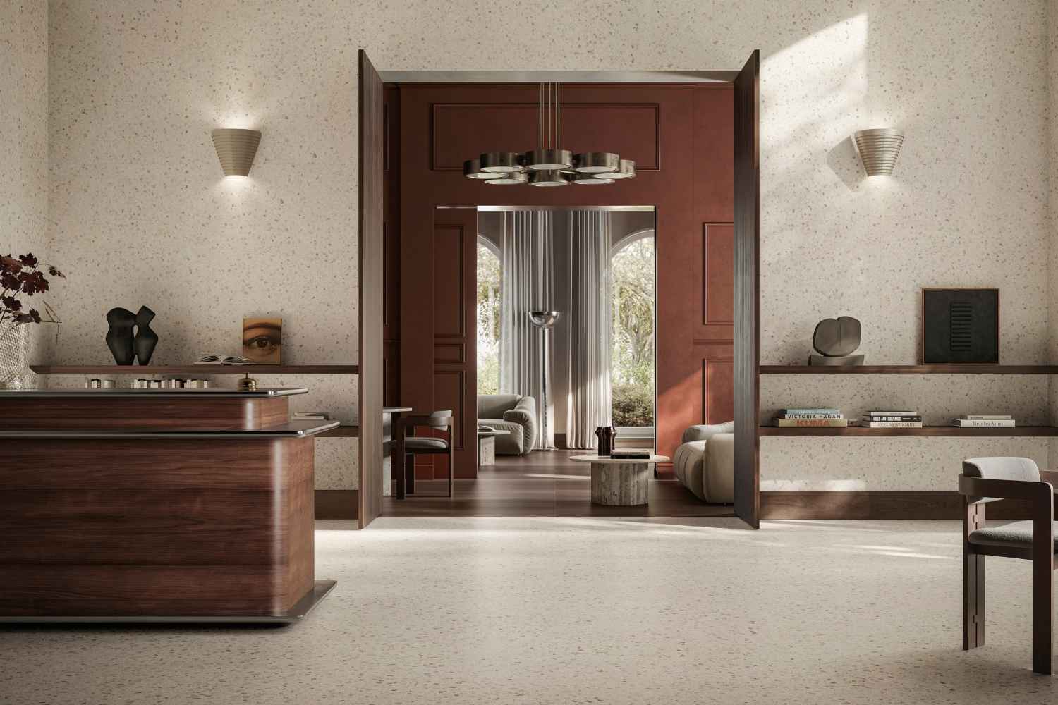 Sant Agostino Glow Ivory als helle Boden- und Wandfliese in feiner Terrazzo-Optik mit warmem Elfenbeinton, kombiniert mit dunklem Holz und eleganter Einrichtung