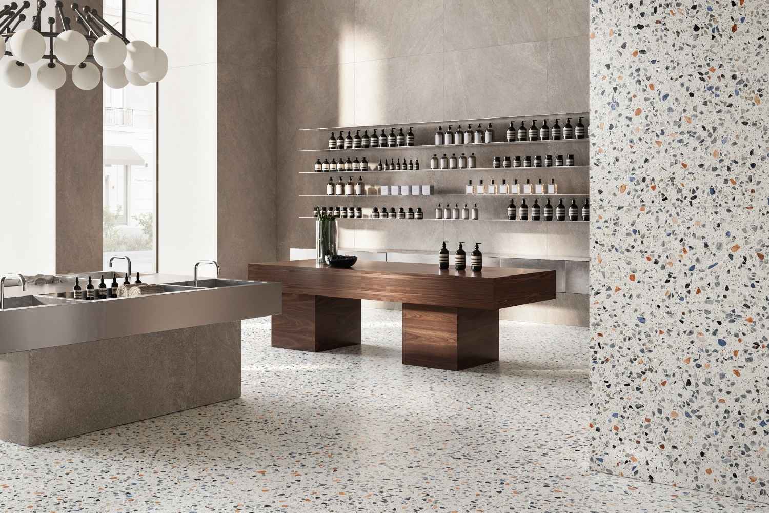 Sant Agostino Glow Plus Moon matt als Boden- und Wandfliese in heller Terrazzo-Optik mit feinen Steinfragmenten in Grau, Blau, Beige und warmen Naturtönen