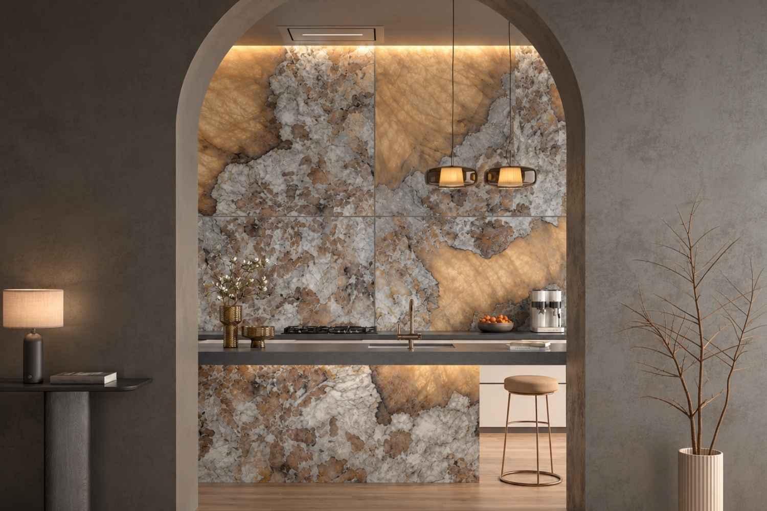 Geoda Gold als großformatige Wandfliese in exklusiver Marmoroptik mit goldenen, cremefarbenen und grauen Natursteinstrukturen, eingesetzt als elegante Küchenrückwand